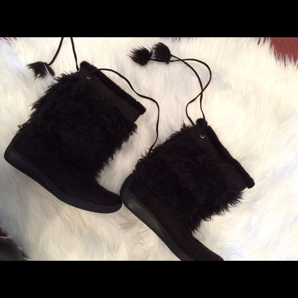 Fuzzy winter boots with tassels